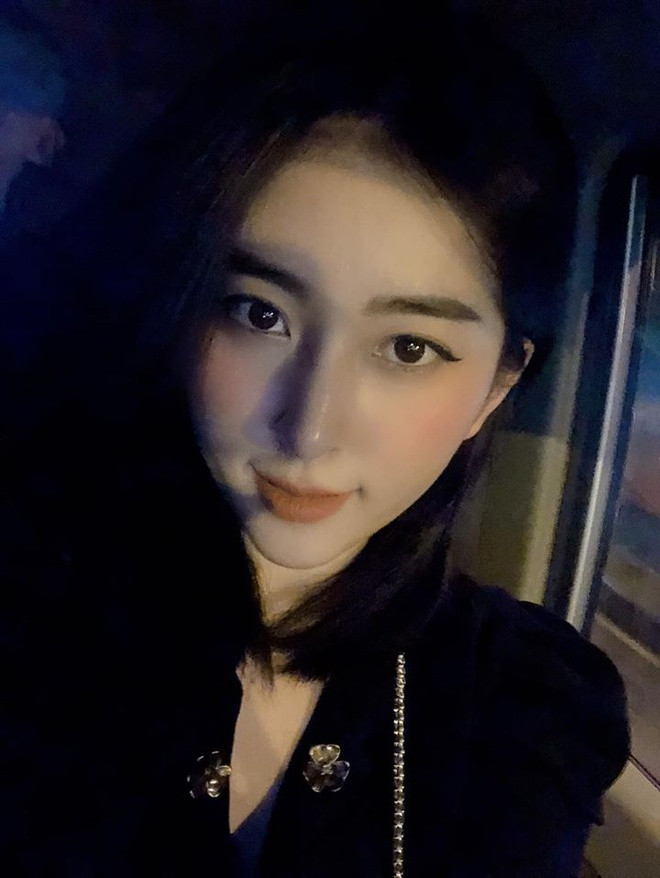 Chia sẻ của Huyền Thoại khiến dàn khách mời như ca sĩ Bảo Anh tỏ ra vô cùng bất ngờ. Bên cạnh câu chuyện liên quan đến đường tình cảm, nữ chính tập 4 Người ấy là ai nhận được nhiều lời khen về ngoại hình.