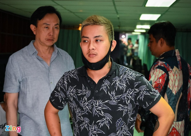 Cuối năm 2018, Hoài Lâm khiến mọi người bất ngờ khi tuyên bố tạm rời showbiz, tập trung chữa bệnh. Hiện tại, nam ca sĩ đã ly hôn, về quê sống cùng người thân. Không đi biểu diễn, không xuất hiện ở sự kiện hay làm hình ảnh nhưng sản phẩm của Hoài Lâm vẫn được khán giả đón nhận. MV Hoa nở không màu và Buồn làm chi em ơi đạt hàng chục triệu lượt view sau một tháng phát hành. Ảnh: Bá Ngọc.