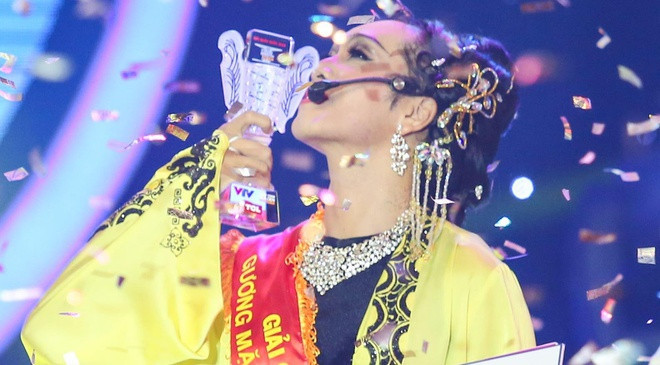 Bạch Công Khanh giành giải quán quân Gương mặt thân quen năm 2016. Ca sĩ 9X vướng nhiều tranh cãi khi đạt giải, bị nghi ngờ được giám khảo ưu ái.