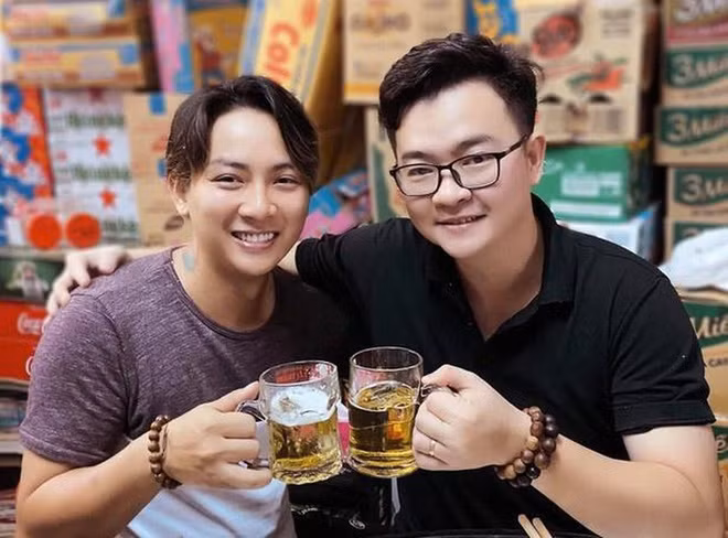 Từ một ca sĩ ít tên tuổi, Hoài Lâm vụt sáng sau Gương mặt thân quen 2014. Ban đầu, anh bị nghi ngờ gây chú ý bằng mác con nuôi của Hoài Linh, nhưng nam ca sĩ đã chứng tỏ thực lực qua từng đêm thi. Bước ra khỏi chương trình, Hoài Lâm đắt show biểu diễn trong và ngoài nước, có lượng fan đông đảo.