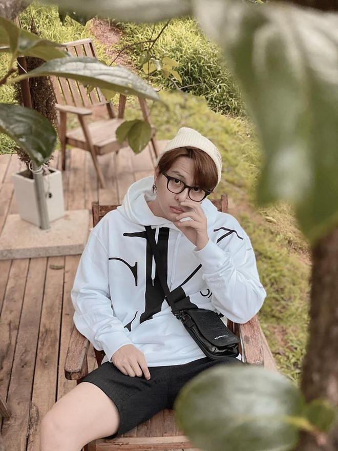 Ở tuổi 26, anh đã sở hữu nhà, xe hơi, thường xuyên tận hưởng cuộc sống bằng các chuyến du lịch.