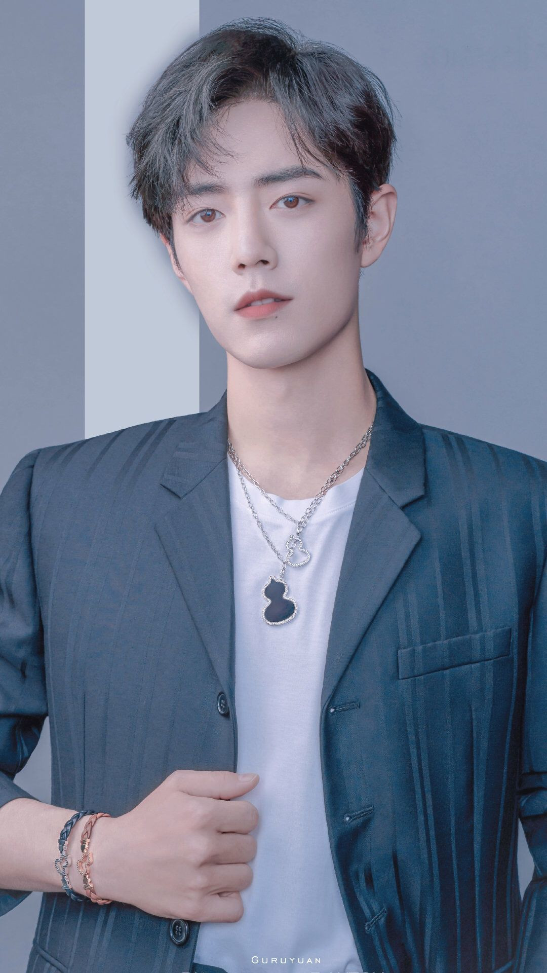 Tiêu Chiến không còn là một gương mặt xa lạ đối với khán giả yêu thích phim Trung Quốc. Trước khi trở nên nổi tiếng, Tiêu Chiến từng là một nhà thiết kế tài năng, thậm chí còn có một tiệm thiết kế riêng và công việc đang phát triển.