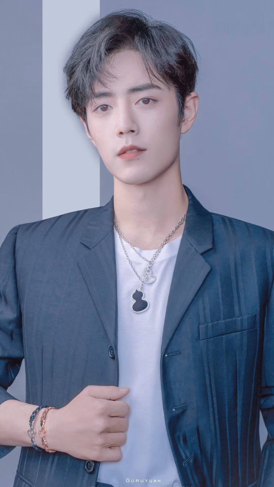 Tiêu Chiến không còn là một gương mặt xa lạ đối với khán giả yêu thích phim Trung Quốc. Trước khi trở nên nổi tiếng, Tiêu Chiến từng là một nhà thiết kế tài năng, thậm chí còn có một tiệm thiết kế riêng và công việc đang phát triển.