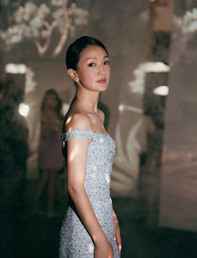 Công việc đầu tiên đem lại thu nhập cho Châu Tấn là người mẫu chụp hình in trên bìa lịch (loại gắn bốc lịch treo trên tường). Mỗi lần chụp như vậy, cô phải thay rất nhiều bộ đồ, trang điểm nhiều lần để chọn tấm đẹp nhất in lịch. Dù công việc vất vả thế nhưng thù lao của cô chỉ có 20 NDT.