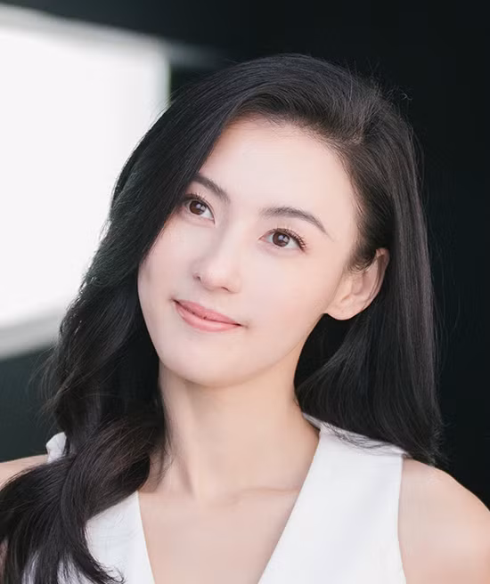 Trương Bá Chi lớn lên trong một gia đình cha mẹ ly hôn khi cô 9 tuổi. Năm 13 tuổi, Trương Bá Chi được gửi sang Úc sống với dì. Vì cuộc sống vất vả, Trương Bá Chi từng phải vừa học vừa làm. Buổi sáng cô làm việc tại một nhà hàng Malay, buổi tối cô làm phục vụ tại một quán rượu rồi chuyển sang làm nhân viên dọn phòng ở khách sạn. Những tháng ngày vất vả, cơ cực đã tôi rèn cho cô ý chí kiên cường và nghị lực phi thường để chống chọi với sóng gió sau này.