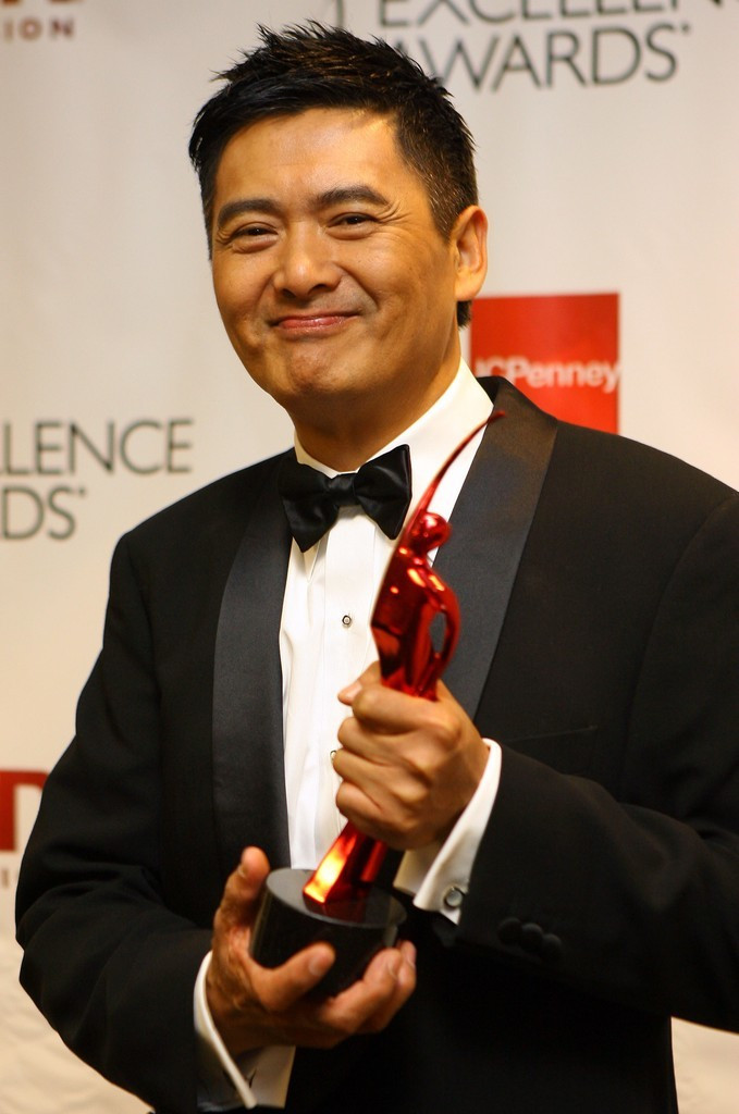 "Thần bài" Châu Nhuận Phát từng sinh sống ở nơi nghèo nhất của Hong Kong. Do hoàn cảnh gia đình, ngay khi vừa tốt nghiệp cấp 3, anh đi làm nhân viên khách sạn. Nhân viên khách sạn năm nào nay đã trở thành ngôi sao hạng A màn ảnh Hoa ngữ.