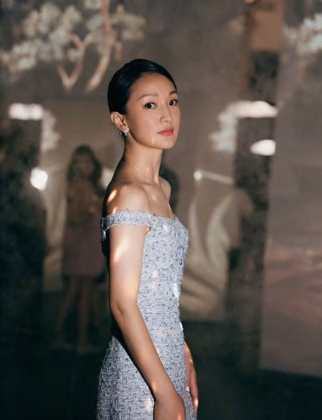 Công việc đầu tiên đem lại thu nhập cho Châu Tấn là người mẫu chụp hình in trên bìa lịch (loại gắn bốc lịch treo trên tường). Mỗi lần chụp như vậy, cô phải thay rất nhiều bộ đồ, trang điểm nhiều lần để chọn tấm đẹp nhất in lịch. Dù công việc vất vả thế nhưng thù lao của cô chỉ có 20 NDT.