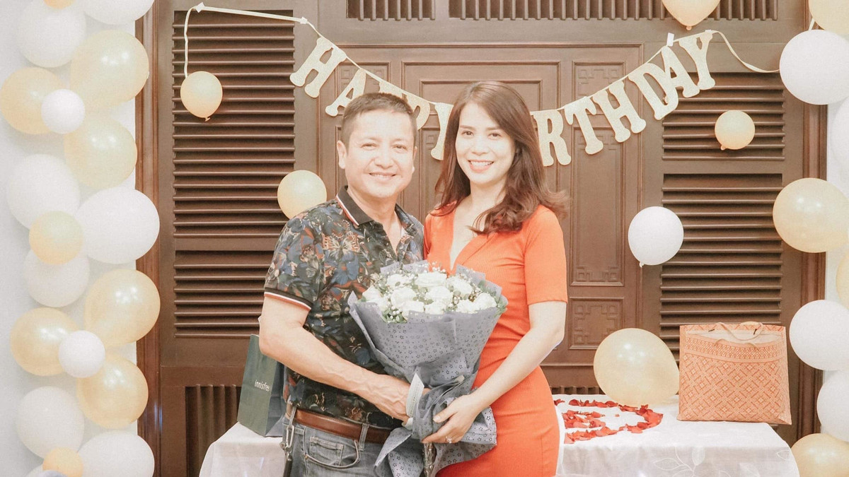 Cả hai quen nhau cuối năm 2018 nhưng đến cuối năm 2019 mới chính thức yêu nhau.