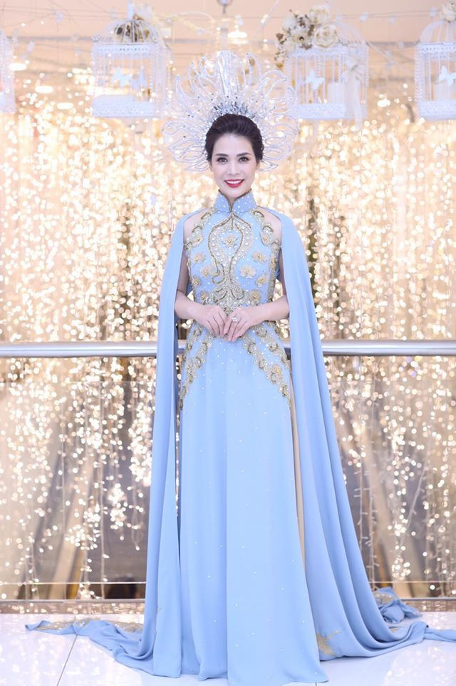 Cô luôn xuất hiện với vẻ ngoài chỉn chu cùng nhiều món hàng hiệu.