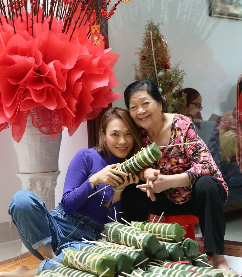 Ca sĩ Mỹ Tâm học được bí quyết giúp bánh ngon và đẹp từ mẹ.