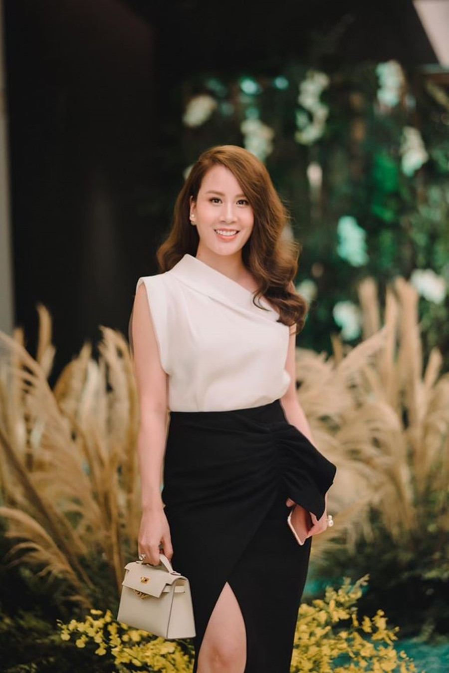 Chính vì thế cô rất chú trọng trong việc ăn vận mỗi khi sánh đôi cùng Thành Trung trước đám đông.