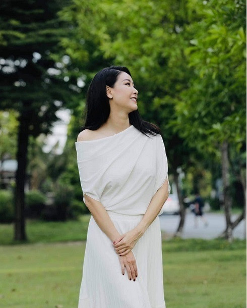 Dù đã 28 năm, người đẹp vẫn được xem là biểu tượng của nhan sắc Việt. Ở tuổi 44, nhan sắc cựu Hoa hậu ngày càng mặn mà, khiến nhiều người ghen tỵ.