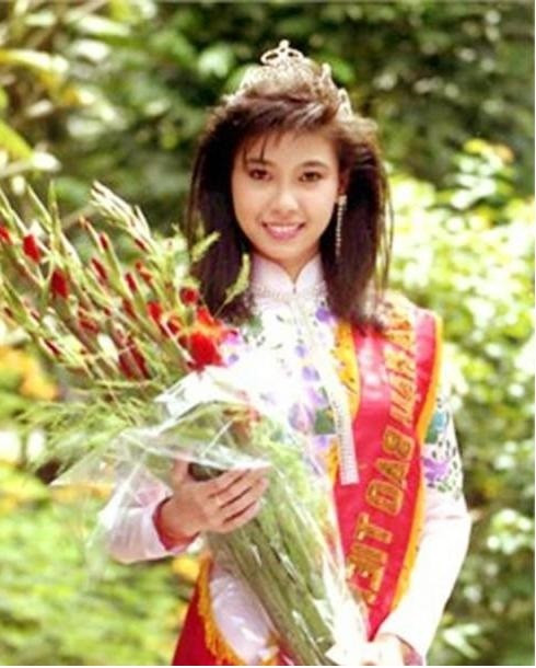 Sao Việt 21/9: Sau 28 năm đăng quang ngôi vị cao nhất cuộc thi Hoa hậu Việt Nam 2002, Hà Kiều Anh xúc động chia sẻ lại thời khắc ý nghĩa nhất cuộc đời mình. "Cách đây 28 năm, ngày này, gần giờ này mình đã đăng quang ngôi vị cao quý nhất", cô viết.