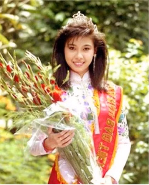 Sao Việt 21/9: Sau 28 năm đăng quang ngôi vị cao nhất cuộc thi Hoa hậu Việt Nam 2002, Hà Kiều Anh xúc động chia sẻ lại thời khắc ý nghĩa nhất cuộc đời mình. "Cách đây 28 năm, ngày này, gần giờ này mình đã đăng quang ngôi vị cao quý nhất", cô viết.