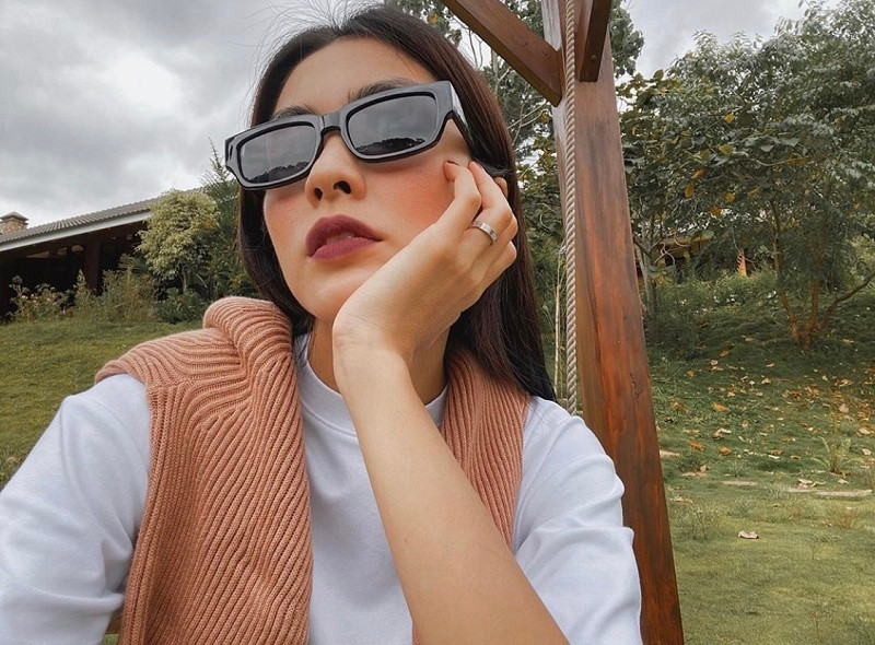 Tăng Thanh Hà chia sẻ ảnh trong chuyến đi du lịch gần đây cùng gia đình. Dù diện đồ “kín cổng cao tường”, nữ diễn viên vẫn toát lên thần thái quyến rũ vốn có.