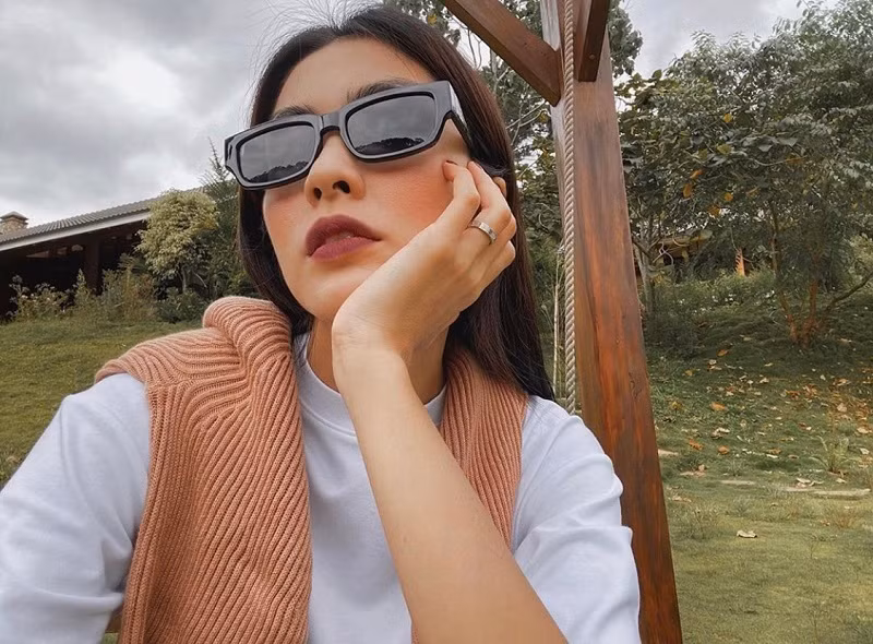 Tăng Thanh Hà chia sẻ ảnh trong chuyến đi du lịch gần đây cùng gia đình. Dù diện đồ “kín cổng cao tường”, nữ diễn viên vẫn toát lên thần thái quyến rũ vốn có.