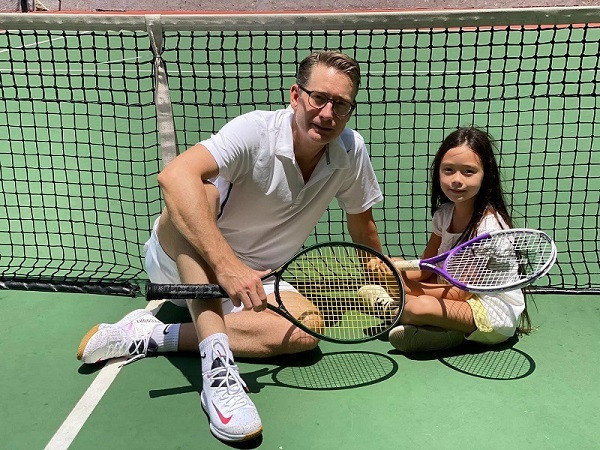 Đoan Trang hào hứng với khoảnh khắc chồng Tây dạy con gái nhỏ chơi tennis. Gia đình nữ ca sĩ thường đi du lịch, tham gia các hoạt động ngoại khóa, tập luyện thể thao cùng nhau.