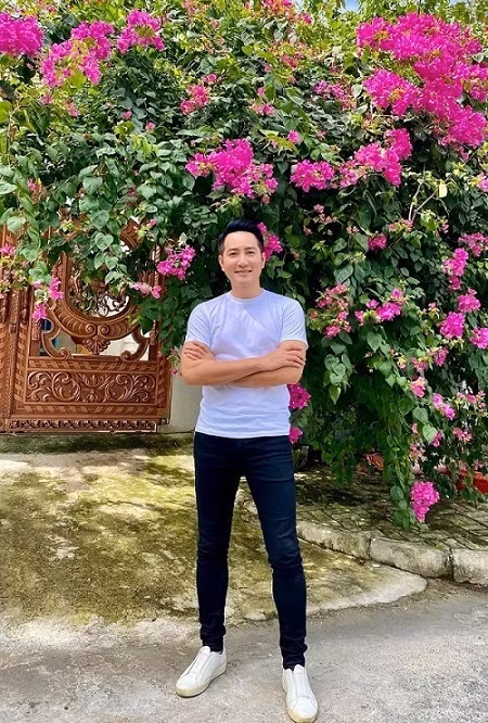 Giản dị với quần jeans, áo thun, Nguyễn Phi Hùng nhắc nhở: “Cuộc sống có hối hả, bận rộn thế nào cũng đừng quên mỉm cười”.