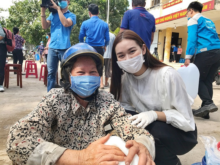 Tường San có mặt từ rất sớm để dự lễ trao hệ thống máy lọc nước cho bà con tại xã Phú Vang.