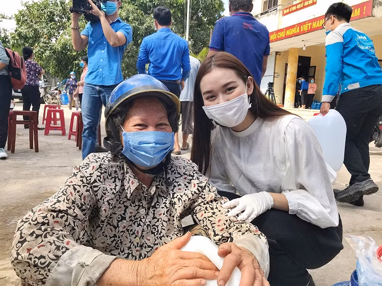 Tường San có mặt từ rất sớm để dự lễ trao hệ thống máy lọc nước cho bà con tại xã Phú Vang.