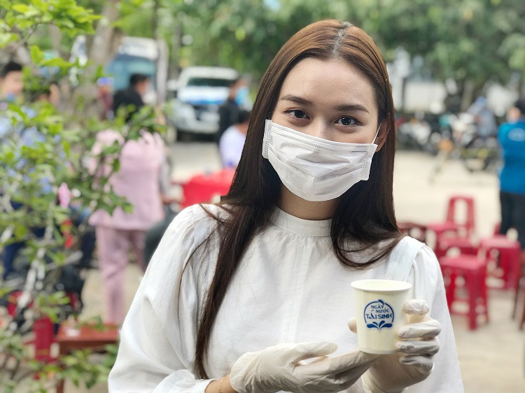 Người đẹp Tường San uống thử nước từ máy lọc.