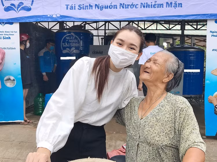 Sự thân thiện, tấm lòng chân thành của nàng á hậu sinh năm 2000 khiến người dân cảm động.