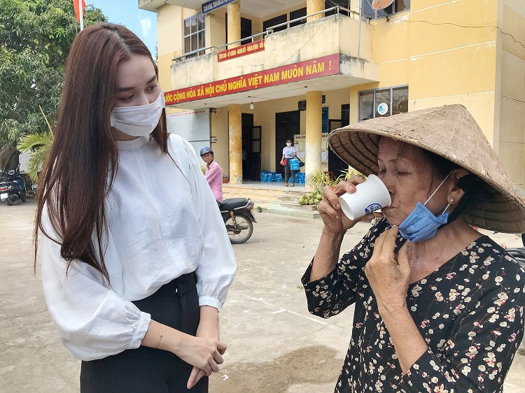 Tường San xuất hiện với trang phục giản dị, trang điểm nhẹ nhàng trong chuyến thiện nguyện ứng cứu người dân đang bị hạn mặn.