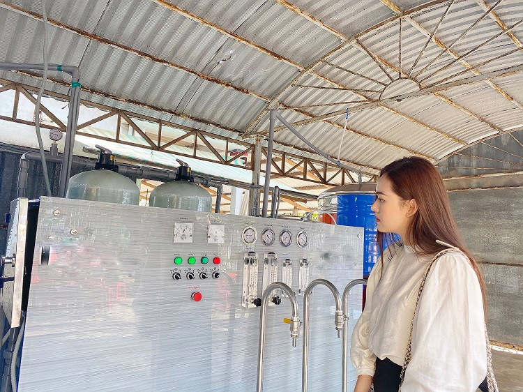 Sáng ngày 21/3, Á hậu Tường San đã có mặt tại xã Phú Vang, huyện Bình Đại, tỉnh Bến Tre đồng hành cùng doanh nghiệp trao tặng hệ thống lọc nước trị giá 350 triệu cho người dân.