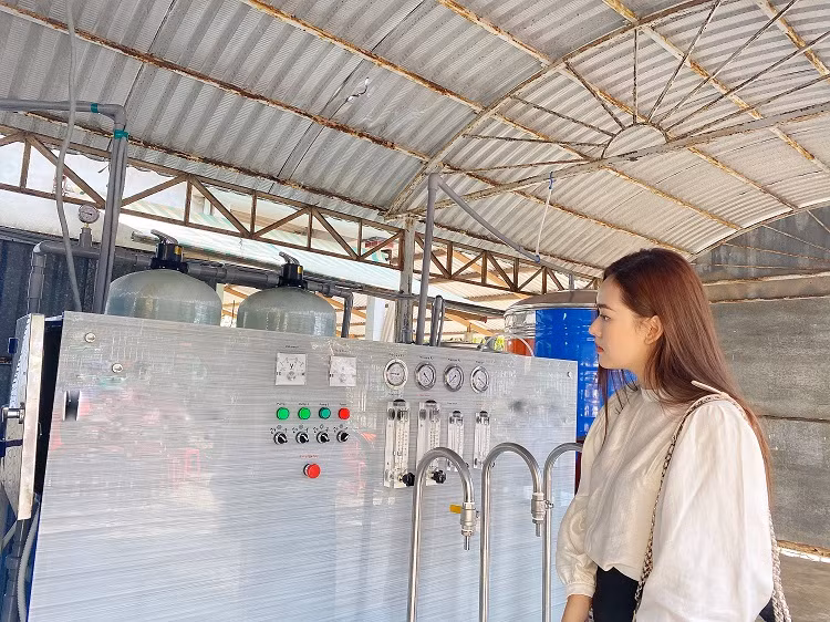 Sáng ngày 21/3, Á hậu Tường San đã có mặt tại xã Phú Vang, huyện Bình Đại, tỉnh Bến Tre đồng hành cùng doanh nghiệp trao tặng hệ thống lọc nước trị giá 350 triệu cho người dân.