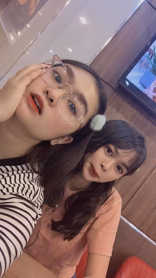 Cô bé thường xuyên khoe ảnh đi chơi cùng bạn đồng trang lứa. 10X luôn gây ấn tượng bởi nụ cười rạng rỡ và mái tóc dài, mượt mà, được buộc cao ở phía sau.