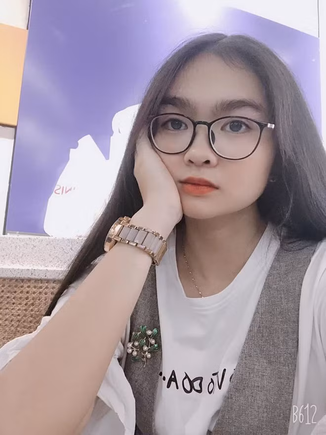 Cô bé theo đuổi phong cách thời trang nữ tính nhưng không kém phần trẻ trung, năng động. Váy oversized, áo thun, quần jeans là những thứ không thể thiếu trong tủ đồ của 10X.