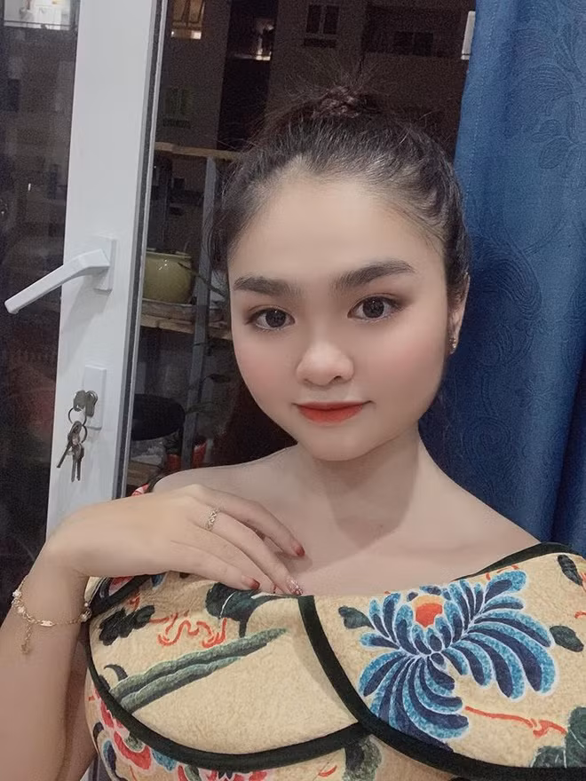 Giọng ca quê Bình Định sở hữu khuôn mặt phúc hậu và nước da trắng hồng. 10X thu hút người đối diện bởi cặp mắt to tròn và bờ môi gợi cảm.