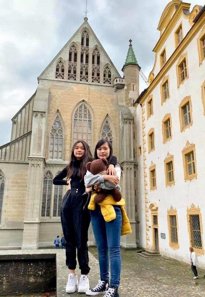 Do dịch COVID-19, các con của Mỹ Lệ thời gian qua phải học online tại trường 5 tuần theo chỉ định của chính phủ Đức. Thay vì đón con về nước như mọi người, nữ ca sĩ và chồng quyết định để các bé ở lại. “May mắn các con luôn hiểu chuyện và độc lập từ bé nên vợ chồng tôi khá yên tâm. Tôi khuyên các con tốt nhất nên ở yên trong nhà chờ dịch bệnh lắng xuống", chị nói.