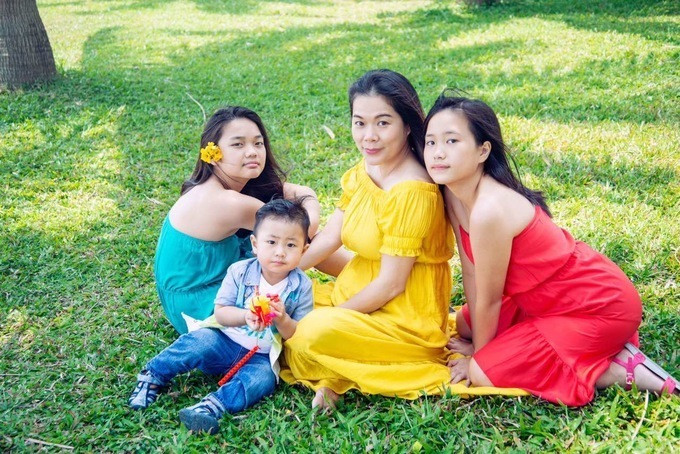 2 con gái Mỹ Lệ hiện học trường Schule Schloss Salem – một trong những ngôi trường có lịch sử lâu đời và tích giáo dục nổi tiếng ở châu Âu. Nữ ca sĩ tiết lộ, học phí mỗi năm tại trường này khoảng 49.000 Euro (1,2 tỷ đồng), chưa kể chi phí cho các hoạt động ngoại khóa.