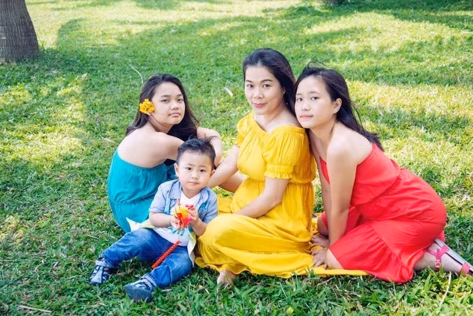 2 con gái Mỹ Lệ hiện học trường Schule Schloss Salem – một trong những ngôi trường có lịch sử lâu đời và tích giáo dục nổi tiếng ở châu Âu. Nữ ca sĩ tiết lộ, học phí mỗi năm tại trường này khoảng 49.000 Euro (1,2 tỷ đồng), chưa kể chi phí cho các hoạt động ngoại khóa.