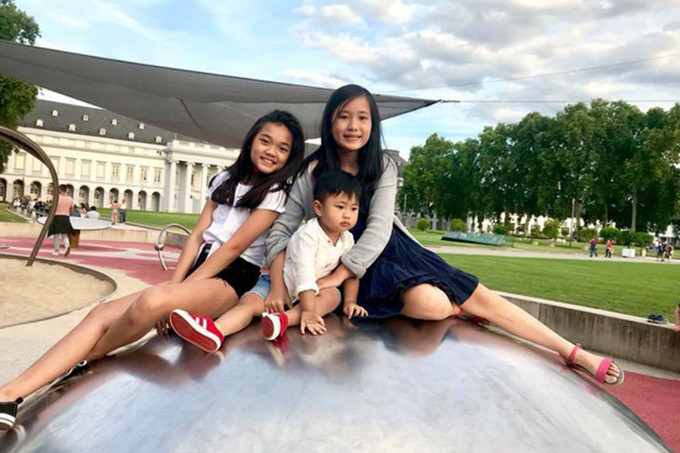 Vợ chồng Mỹ Lệ cách đây nhiều năm cũng mua một căn biệt thự rộng lớn 1.400m2 ở TP.Frankfurt, Đức. Đây là nơi cả gia đình cô sum họp khi 2 cô con gái Misa, Misu trở về vào cuối tuần sau những ngày ở nội trú tại ký túc xá.