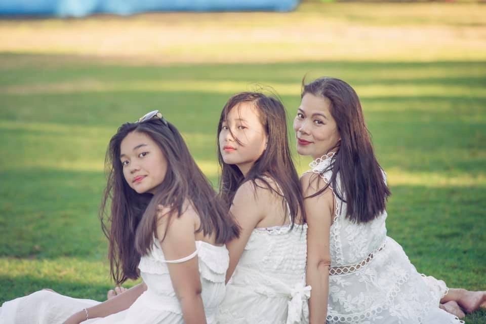 Cả 2 chị em thân thiết, gắn bó từ nhỏ và thường chăm sóc cho nhau khi bố mẹ bận việc.