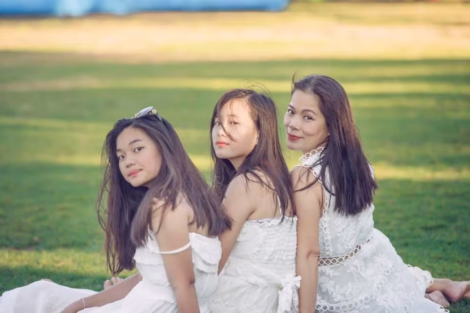 Cả 2 chị em thân thiết, gắn bó từ nhỏ và thường chăm sóc cho nhau khi bố mẹ bận việc.