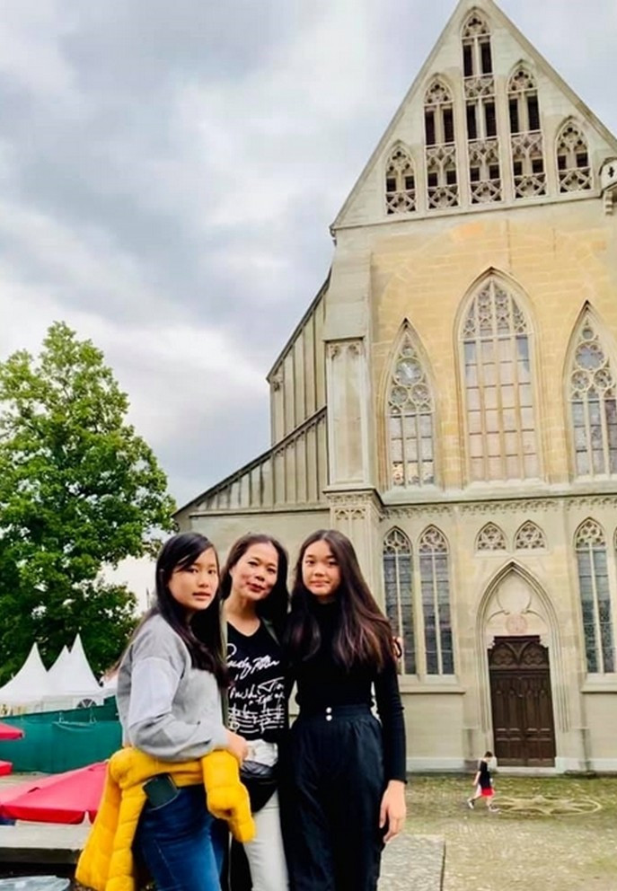 Mỹ Lệ và chồng hiện ở Việt Nam để lo cho cậu con trai út. Cả 2 đợi tình hình dịch bệnh được kiểm soát để sang thăm 2 con gái sau thời gian dài bị trì hoãn. Xem video "Sự thật về đồ tiền tỷ của sao Việt". Nguồn VTC1: