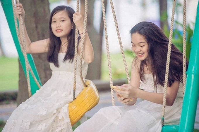 Khi vào học trung học, vợ chồng nữ ca sĩ quyết định cho con đi du học tại Đức.