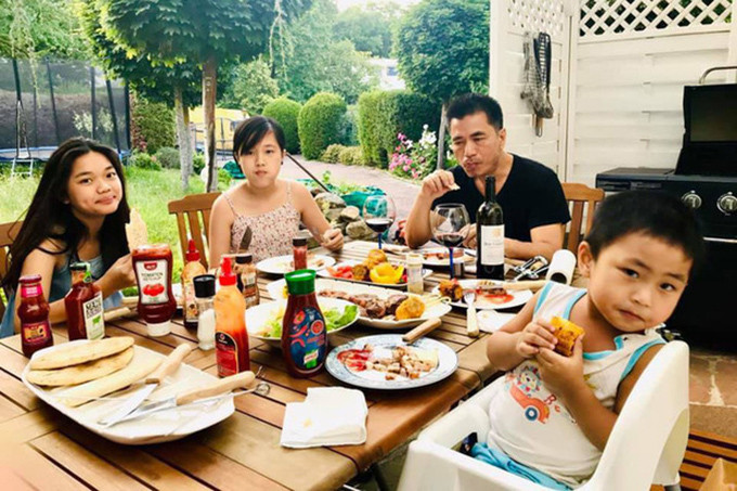 Mỹ Lệ dành nhiều thời gian quan tâm đến đời sống của các con ở nước ngoài. Chị gọi điện thoại, nhắn tin và video call để trò chuyện, tâm sự cùng các con mỗi ngày.