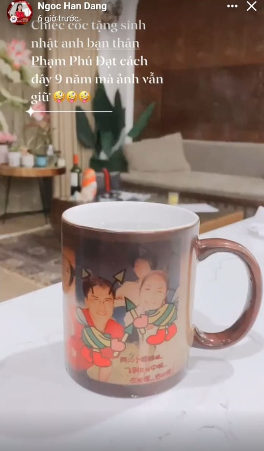 Cách đây ít giờ, Ngọc Hân hào hứng khoe kỷ vật tình yêu với bạn trai làm việc trong lĩnh vực ngoại giao. Theo lời nàng hậu, cô đã tặng cho hôn phu Phạm Phú Đạt chiếc cốc in hình hai người bên nhau vào dịp sinh nhật anh. Dù đã 9 năm trôi qua nhưng Phú Đạt vẫn giữ kỷ vật tình yêu của Ngọc Hân bên cạnh.