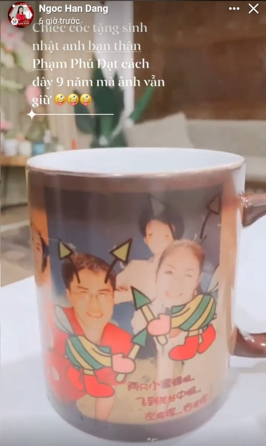Việc làm đơn giản nhưng đong đầy tình yêu thương của anh đã làm nàng hậu xúc động. Đăng ảnh "vật chứng" tình yêu, Ngọc Hân giới thiệu: "Chiếc cốc tặng sinh nhật anh bạn thân Phạm Phú Đạt cách đây 9 năm mà anh vẫn giữ".