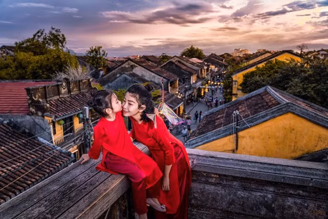 Xuất hiện trên phố Hội An, Mai Phương và con gái Lavie nổi bật với những trang phục đôi. Hai mẹ con có những giây phút đáng nhớ và tràn ngập niềm vui.