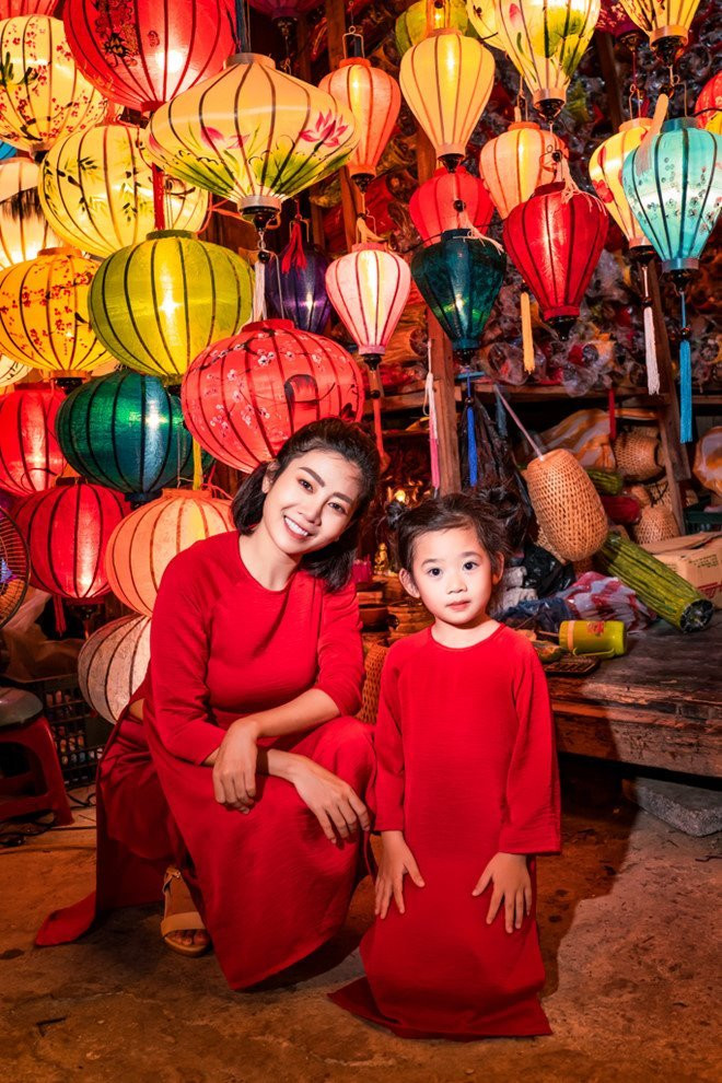 Hai mẹ con cùng đi bộ dạo quanh ngắm nhìn mọi thứ xung quanh. Bé Lavie lúc nào cũng tỏa ra năng lượng tích cực, Mai Phương vì thế cũng luôn tươi cười trong bất kỳ khoảnh khắc nào.