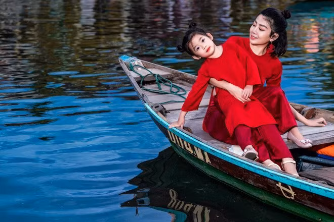 Cô bộc bạch: "Chỉ mong Lavie lớn lên không phải là một cô công chúa mà là một cô bé biết tự ý thức về bản thân mình và quan trọng nhất là Lavie luôn có được những niềm vui và có được tình yêu thương đầy đủ nhất". Xem video "Ước nguyện giản dị của Mai Phương trước khi qua đời". Nguồn VTC: