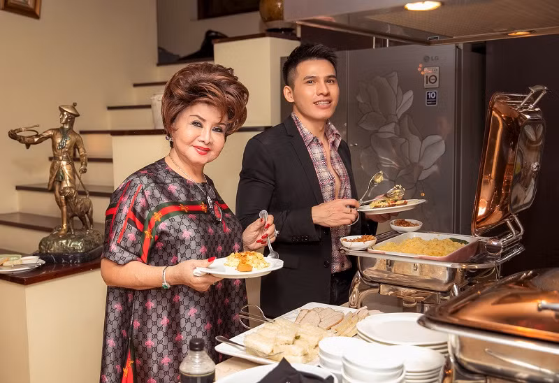 Ca sĩ Quốc Thiên cũng góp mặt.