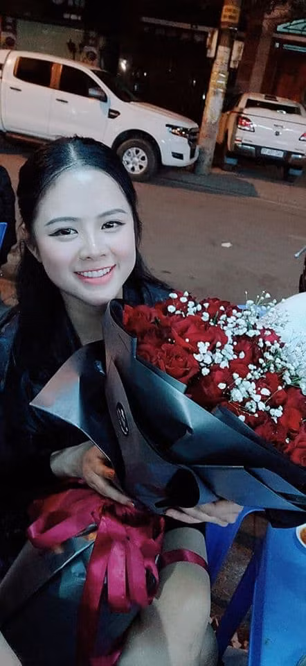 Tuy nhiên, cô nàng ngoài làm việc tại Nhà hát kịch Hà Nội thì chủ yếu dành thời gian cho việc bán hàng online.