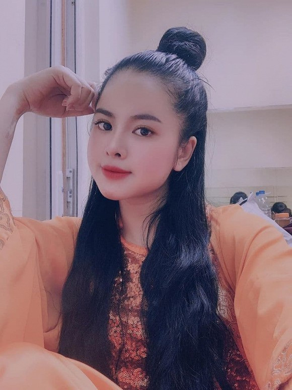 Được biết, Quỳnh Đan từng tốt nghiệp Cao đẳng Nghệ thuật Hà Nội. Sau khi tham gia "Đi qua mùa hạ", Quỳnh Đan được một số đạo diễn ngỏ lời mời đóng phim.