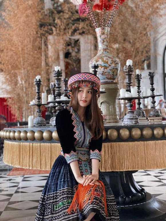 Sau chuỗi ngày bận rộn quay hình, Diễm My tranh thủ đi du lịch: "Mị tranh thủ đi chơi một xíu trước khi ngập đầu thôi nè. Có ai ưng Mị ở tạo hình này hem?".